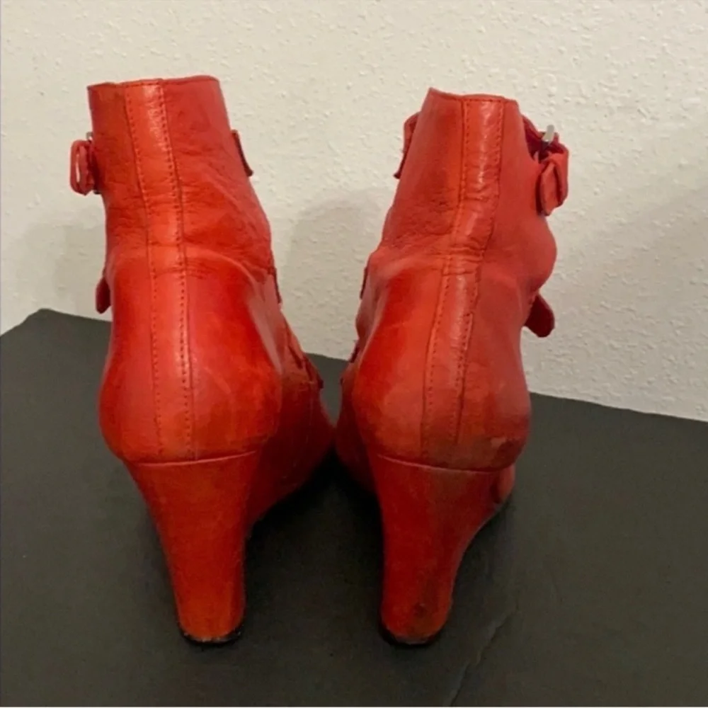 Authentic Surface To Air red leather designer wedge sandals sz 7 Euro 37